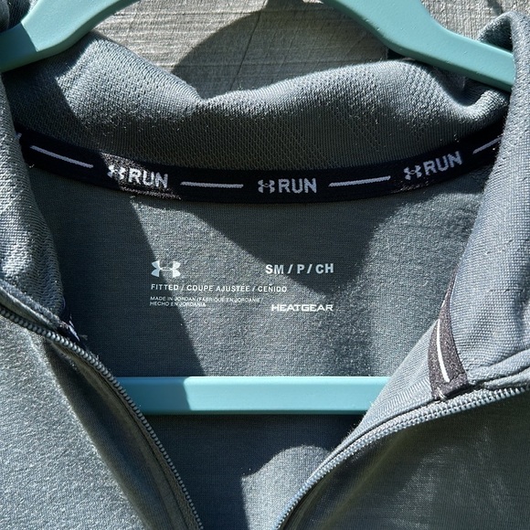 MEN’S Under Armour Run Pullover size Small with thumb holes - Picture 4 of 7